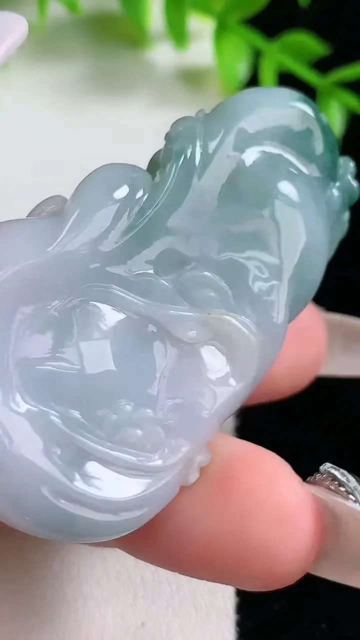 天然A货翡翠飘花梅花鹿吊坠，尺寸53.3-31.2-11.2，重:31.58g
1月18日