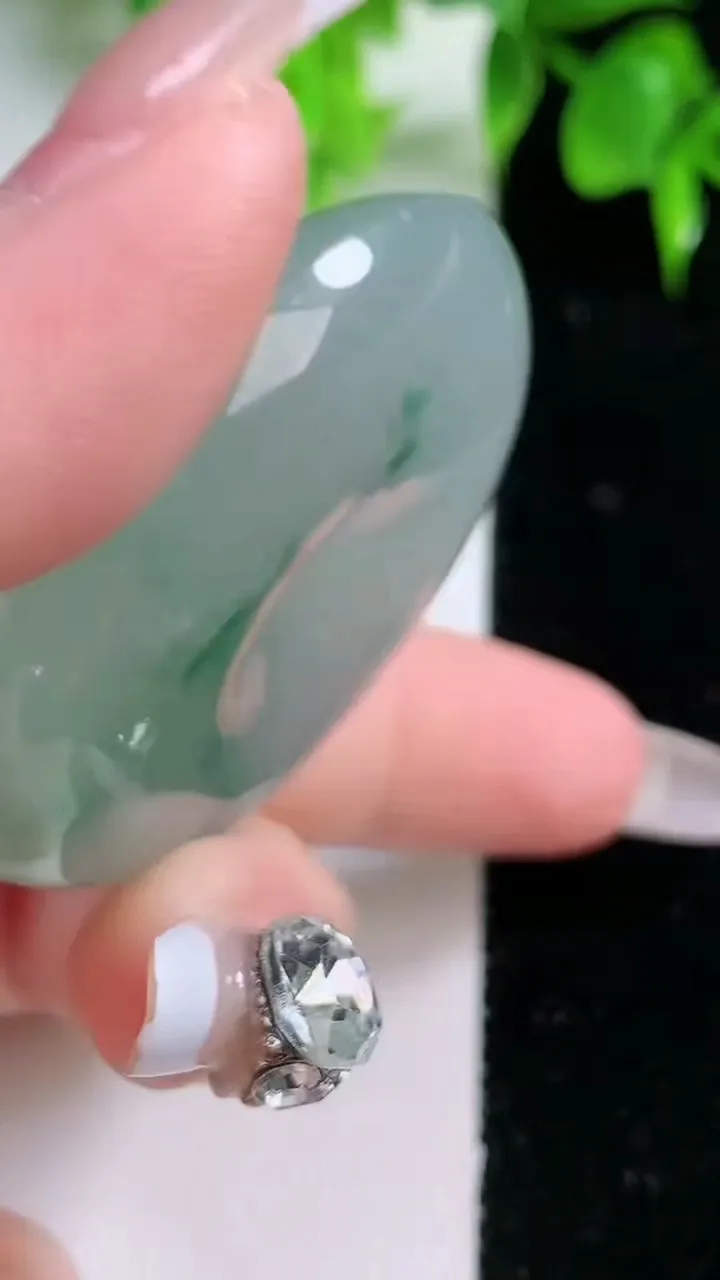 天然A货翡翠种飘花平安扣吊坠，尺寸43.8-11.6，重量:45.88g
1月18日