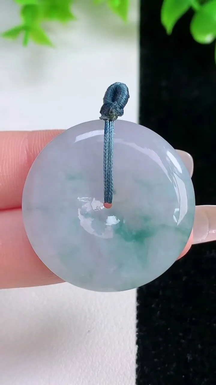 天然A货翡翠冰种飘花平安扣吊坠，尺寸31.7-5.4，重量:11.68g
1月18日