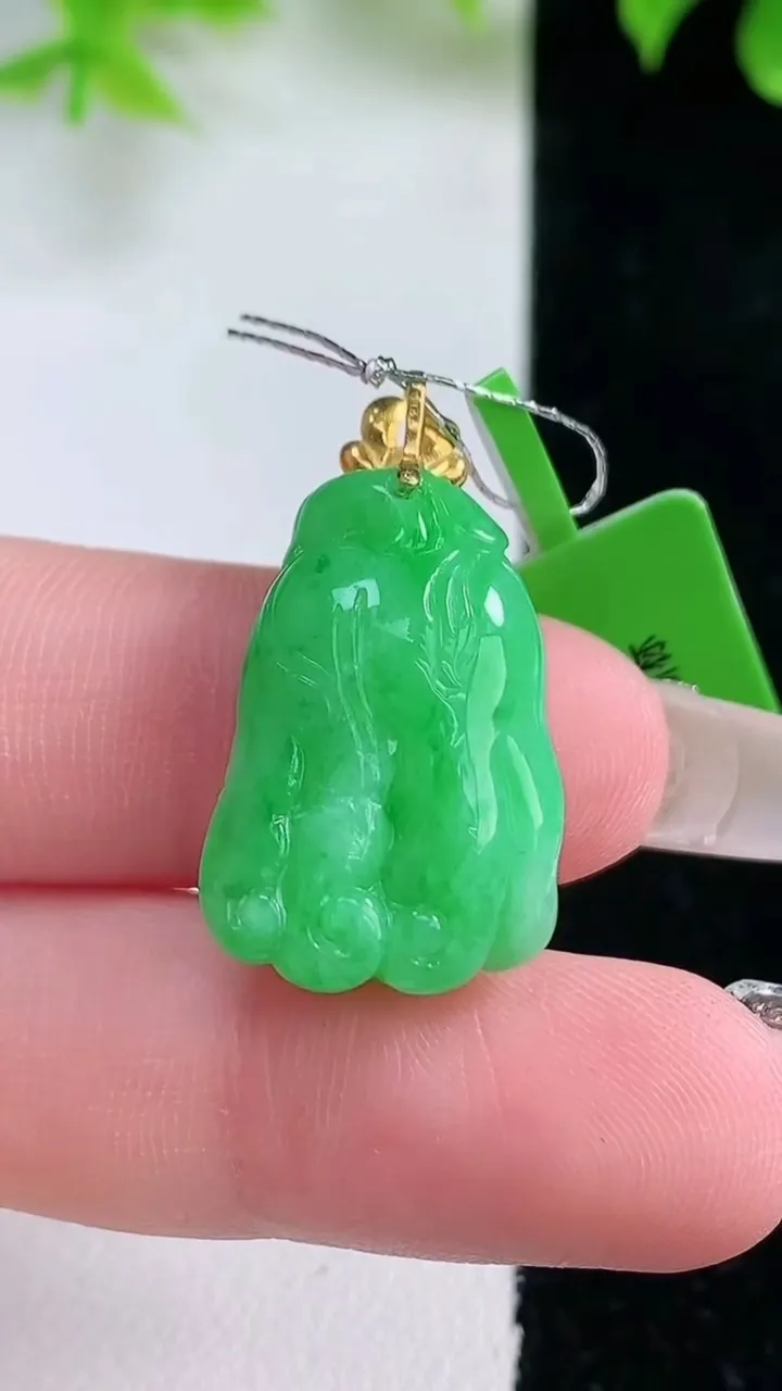 天然A货翡翠佛手瓜吊坠，尺寸21.7-14.4-7.5，重量:5.20g
1月18日