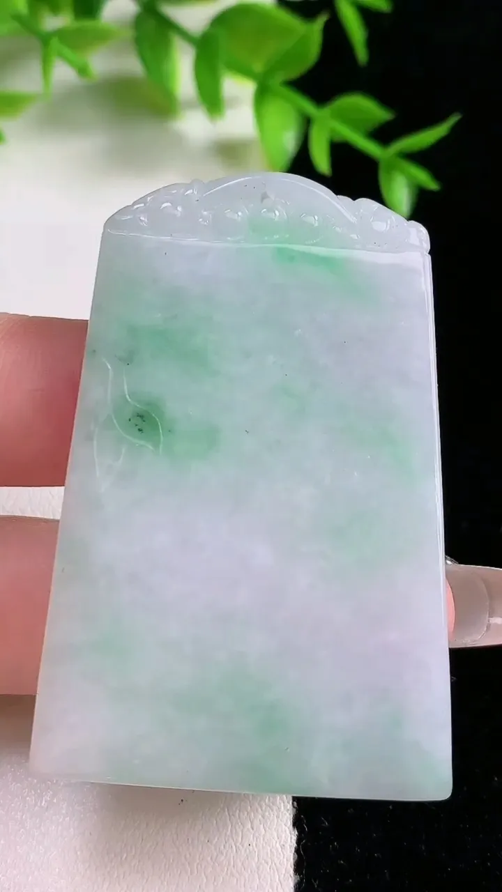 天然A货翡翠无事牌吊坠，尺寸53-35.5-4.5，重:24.29g
1月18日