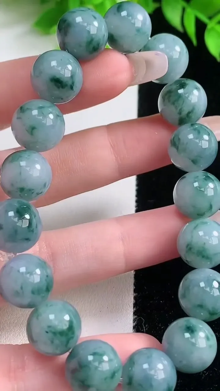 天然A货翡翠飘花圆珠手串，尺寸12.2-17颗，重量:52.66g1月18日
工厂直销收藏佳品,种好水足，色泽均匀，有种有色，上手高大气！