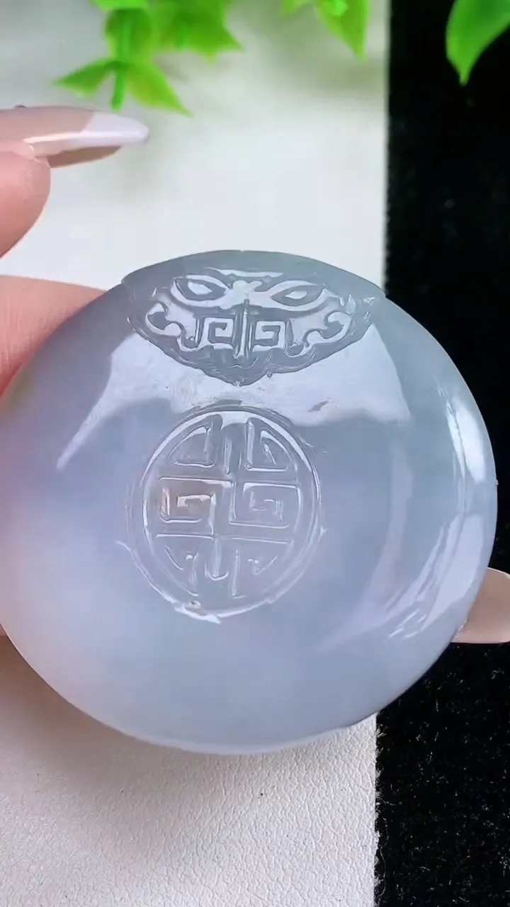 天然A货翡翠紫罗兰仿古无事牌吊坠，尺寸46.3-5.6，重量:30.49g
1月18日