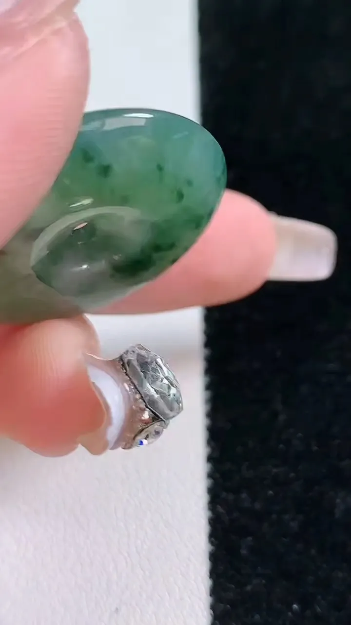 天然A货翡翠冰种飘花平安扣吊坠，尺寸31-6.6，重:12.66g
1月18日