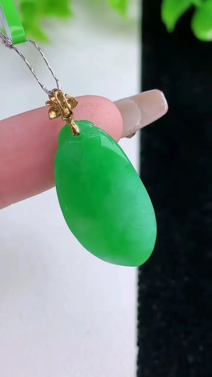 天然A货翡翠福瓜吊坠，尺寸26.4-13-4.7，重量:3.45g
1月18日