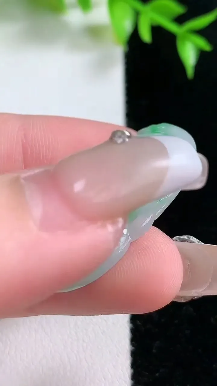 天然A货翡翠如意吊坠，尺寸33.4-18-3，重:3.76g
1月18日