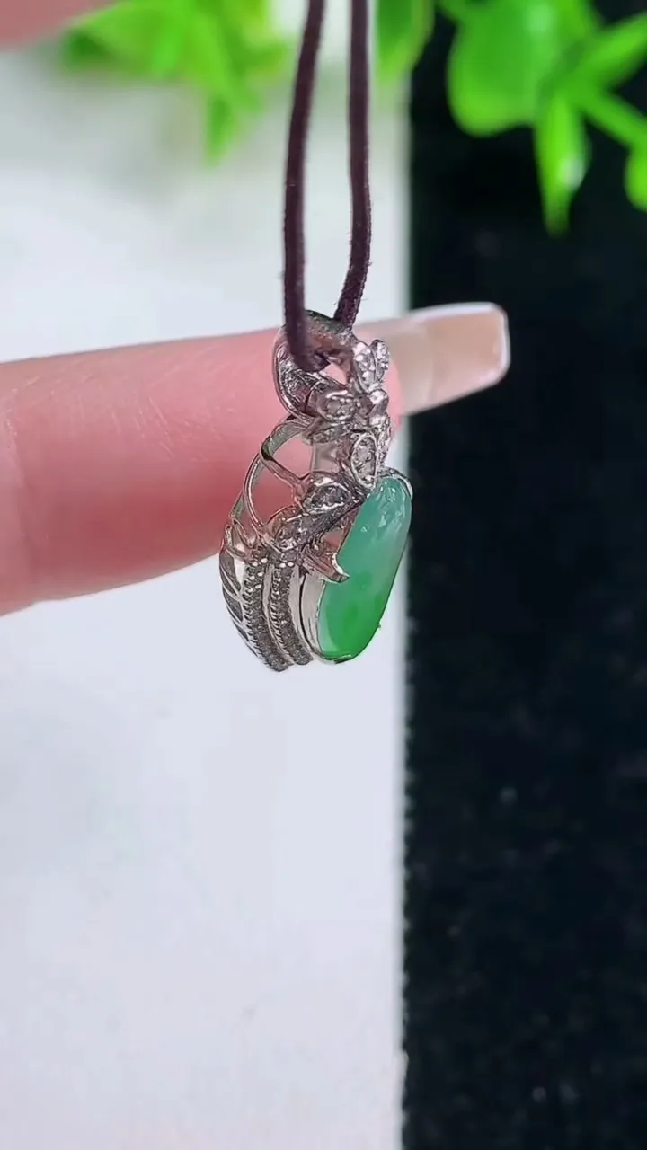 天然A货翡翠福瓜吊坠，尺寸25.6-11-6.5，裸石14.7-7重量:2.08g
1月18日