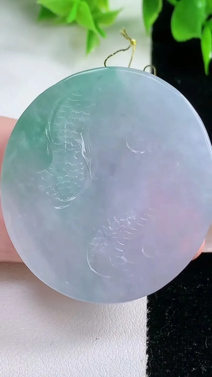 天然A货翡翠龙牌吊坠，尺寸48.4-44.4-11.3，重量:43.46g
1月18日