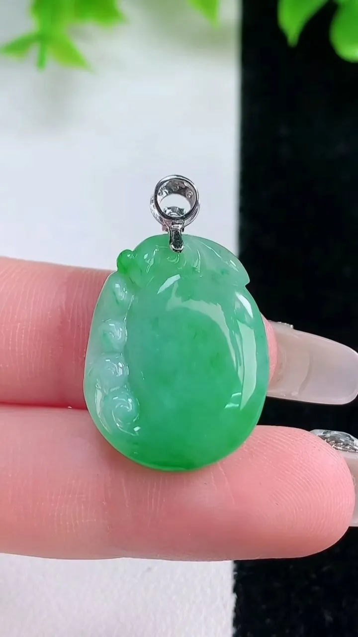 天然A货翡翠福瓜吊坠，尺寸23.2-18.3-5.6，重量:5.08g
1月18日