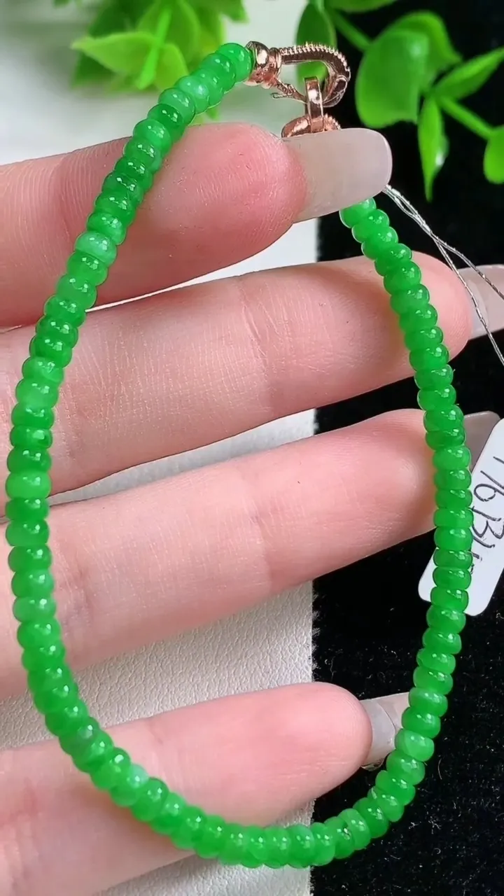 天然A货翡翠算盘珠手串，尺寸3.7-1.8，重量:6.42g1月18日
工厂直销收藏佳品,种好水足，色泽均匀，有种有色，上手高大气！