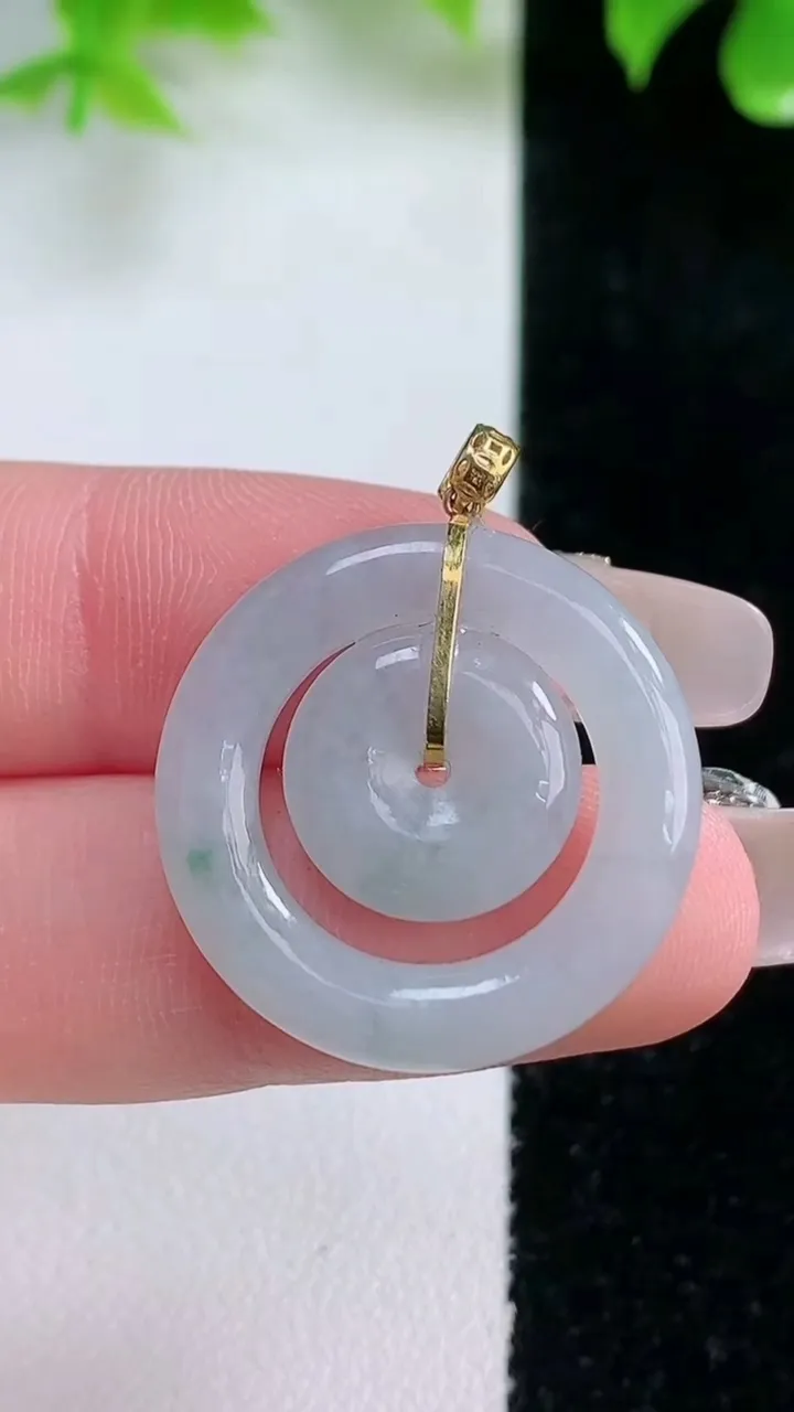 天然A货翡翠18K金飘花母子平安扣吊坠，尺寸24.3-3.7，重量:4.81g
1月18日