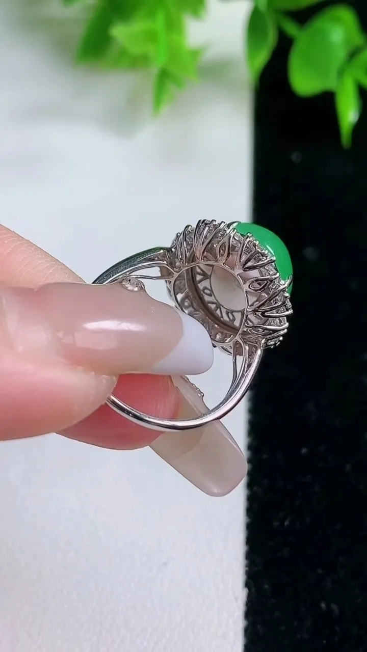 天然A货翡翠蛋面戒指，尺寸17-14-11.5-9.7，重量:4.55g2026年1月18日
工厂直销收藏佳品,种好水足，色泽均匀，有种有色，上手高大气！