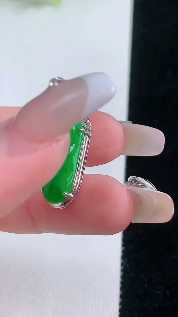 天然A货翡翠福豆吊坠，尺寸28-8.5-4.3，裸石19.5-7.5重:1.75g
1月18日