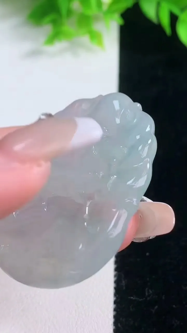 天然A货翡翠生肖羊吊坠，尺寸48-35-4.7，重量:19.71g
1月18日