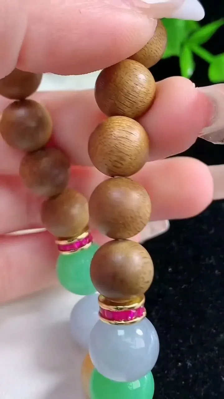 天然A货翡翠三彩圆珠檀香圆珠手串，尺寸13，重量:21.46g1月18日
工厂直销收藏佳品,种好水足，色泽均匀，有种有色，上手高大气！