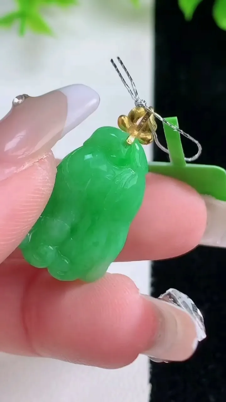 天然A货翡翠佛手瓜吊坠，尺寸21.7-14.4-7.5，重量:5.20g
1月18日