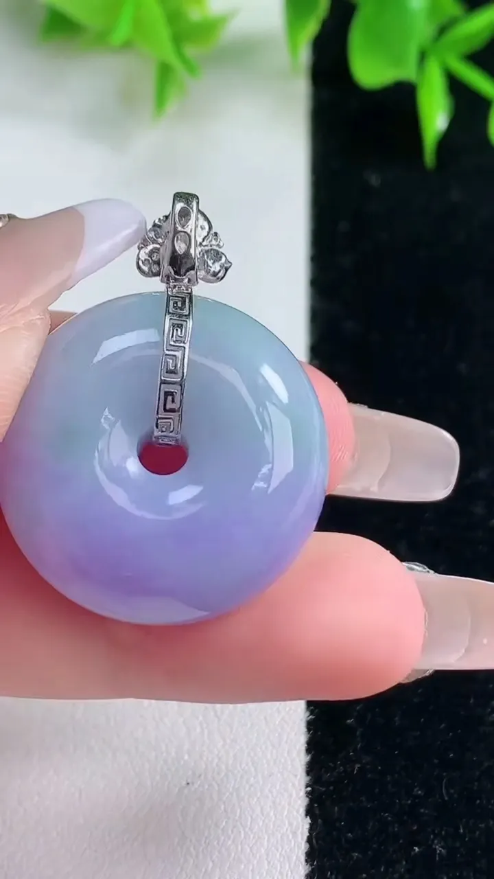 天然A货翡翠18K金紫罗兰平安扣吊坠，尺寸25.3-11.4，重量:15.90g
1月18日