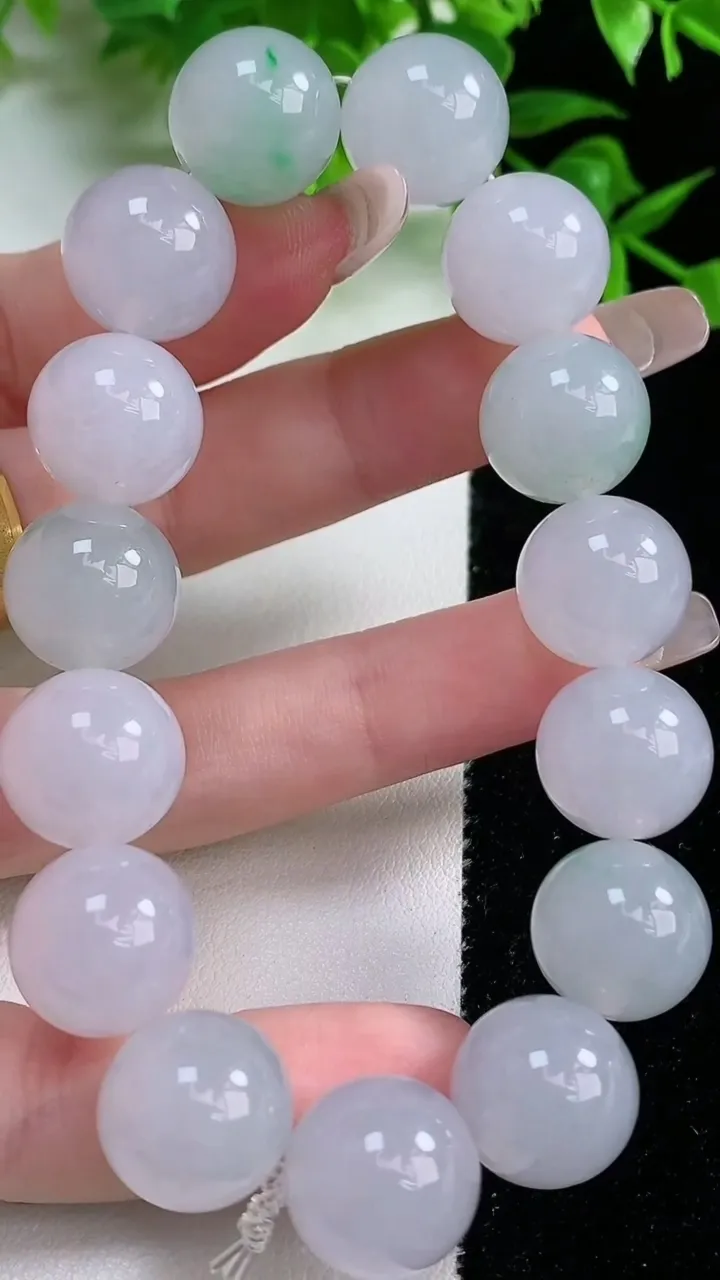 天然A货翡翠圆珠手串，尺寸13.8-15颗，重量40.80g1月18日
工厂直销收藏佳品,种好水足，色泽均匀，有种有色，上手高大气！