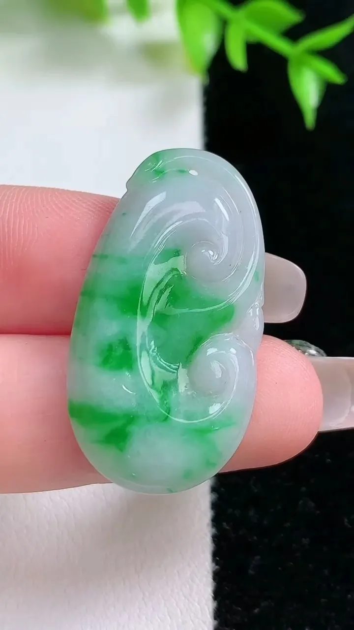 天然A货翡翠如意吊坠，尺寸33.4-18-3，重:3.76g
1月18日