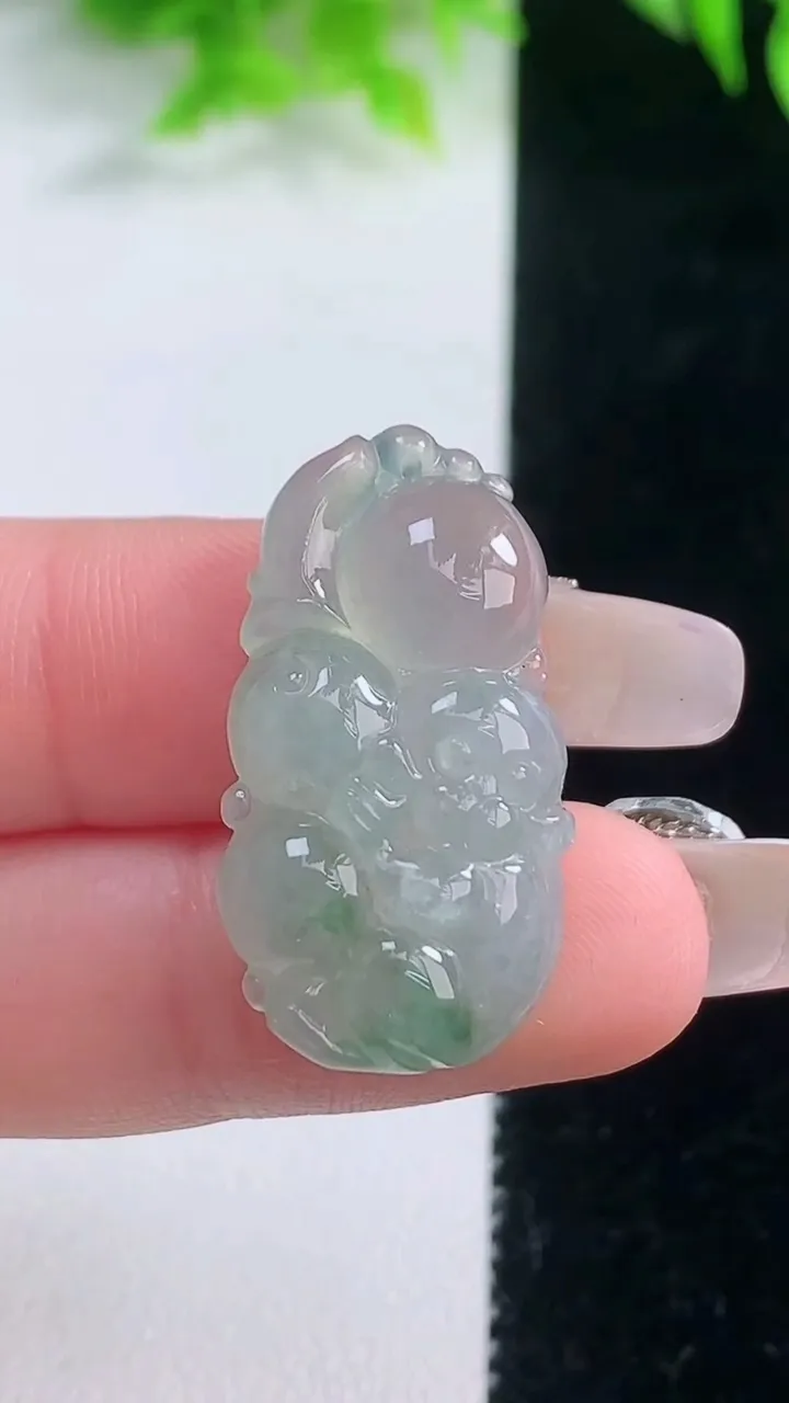 天然A货翡翠冰种飘花生肖猴吊坠，尺寸29.3-15.8-6，重量:5.45g
1月18日