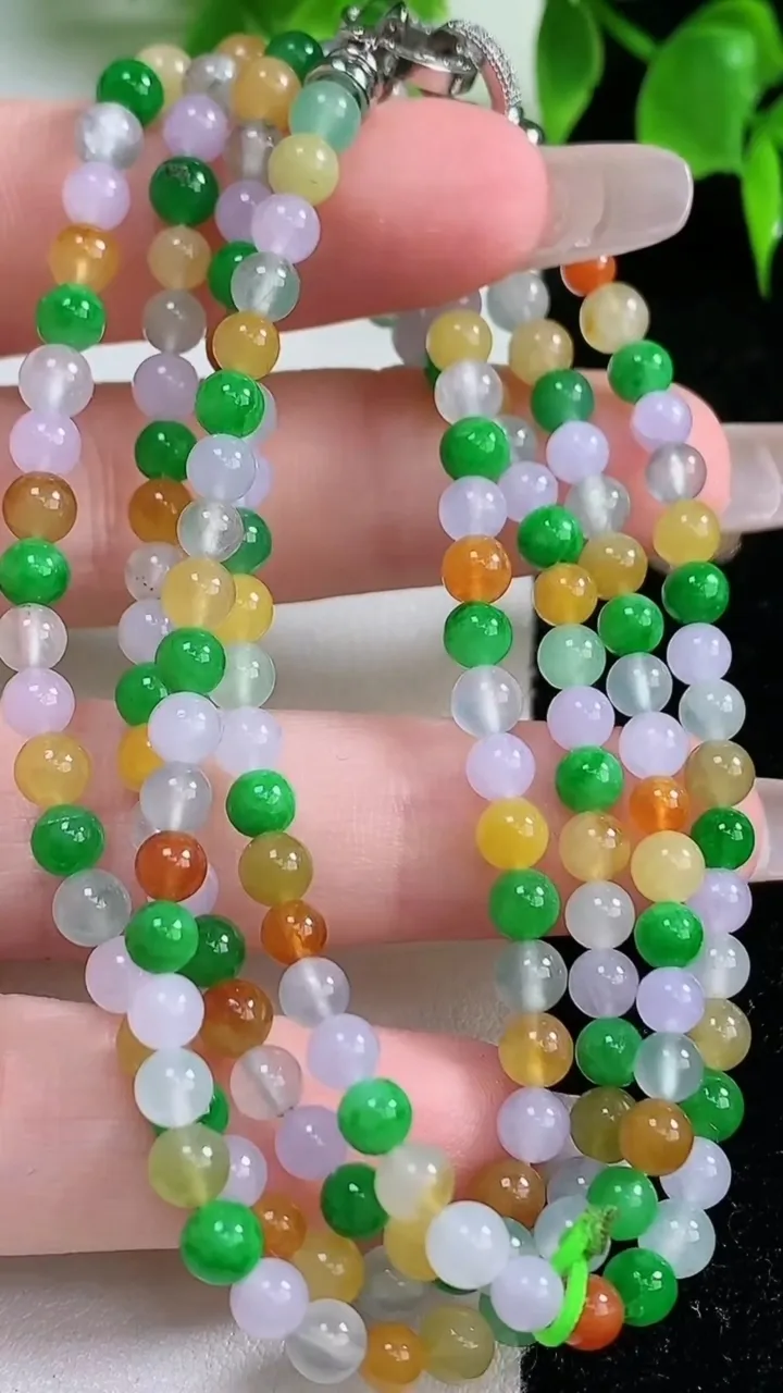 天然A货翡翠种四彩小米珠项链，尺寸4-175颗，重量:22.00g
1月18日