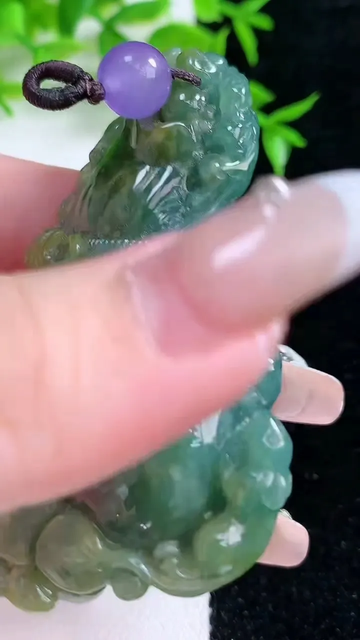 天然A货翡翠蓝水双彩福袋吊坠，尺寸69-46-19.8，重:82.42g
1月18日