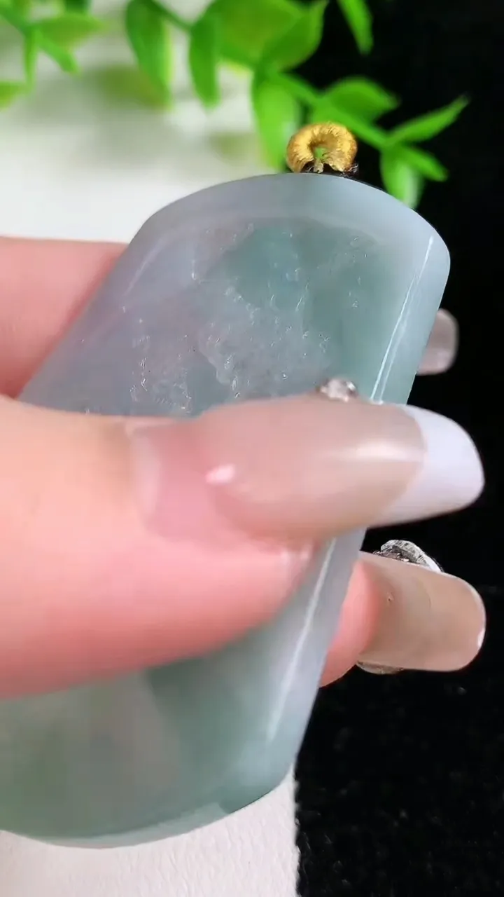 天然A货翡翠无事牌吊坠，尺寸57.2-46.6-4，重:25.82g
1月18日