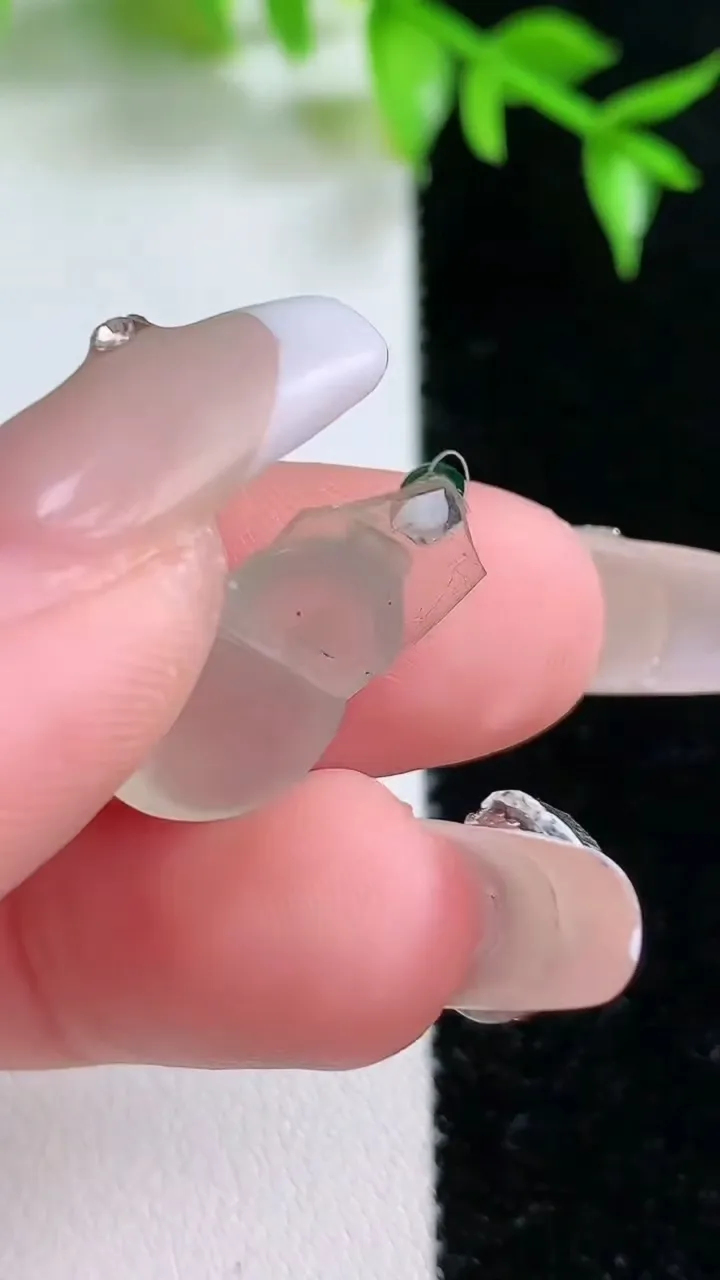 天然A货翡翠葫芦镶嵌件，尺寸11.6-11.2-4.8，重:1.47g
1月18日