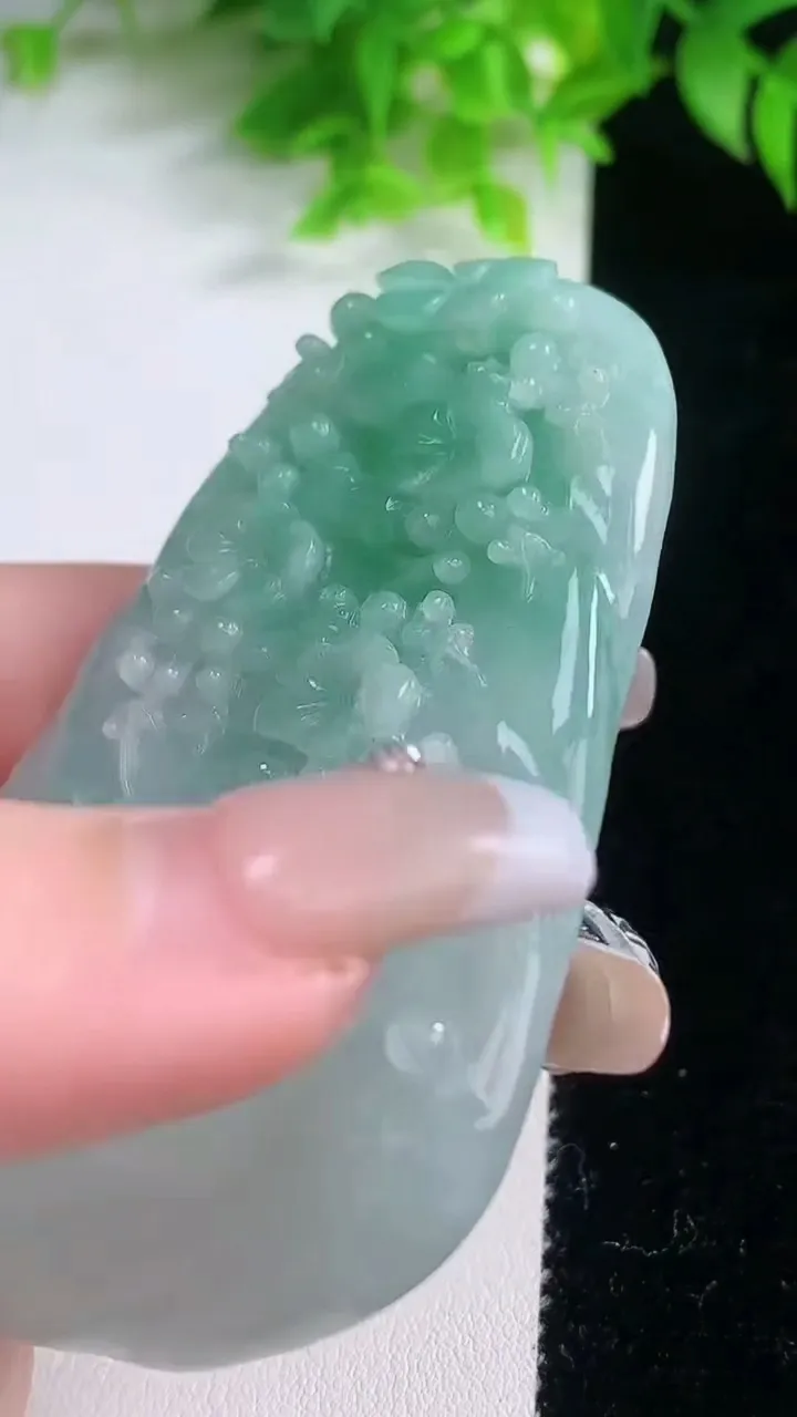 天然A货翡翠梅花鹿吊坠，尺寸73-46.8-9.7，重量:63.48g
1月18日