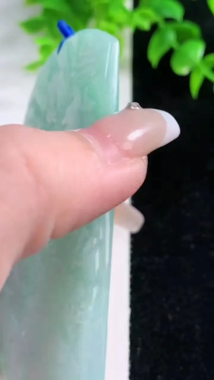 天然A货翡翠山水牌吊坠，尺寸85.7-51.6-7，重量:84.02g
1月18日