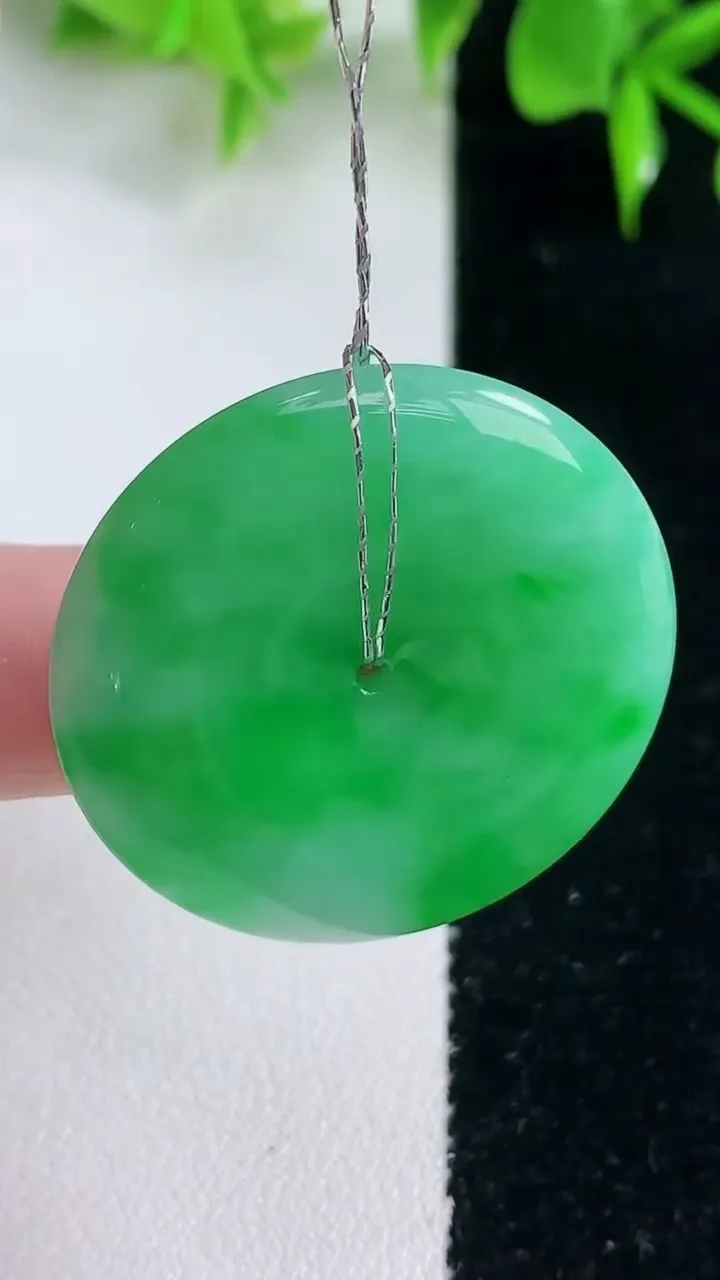 天然A货翡翠平安扣吊坠，尺寸32.2-5.3，重量:12.04g
1月18日