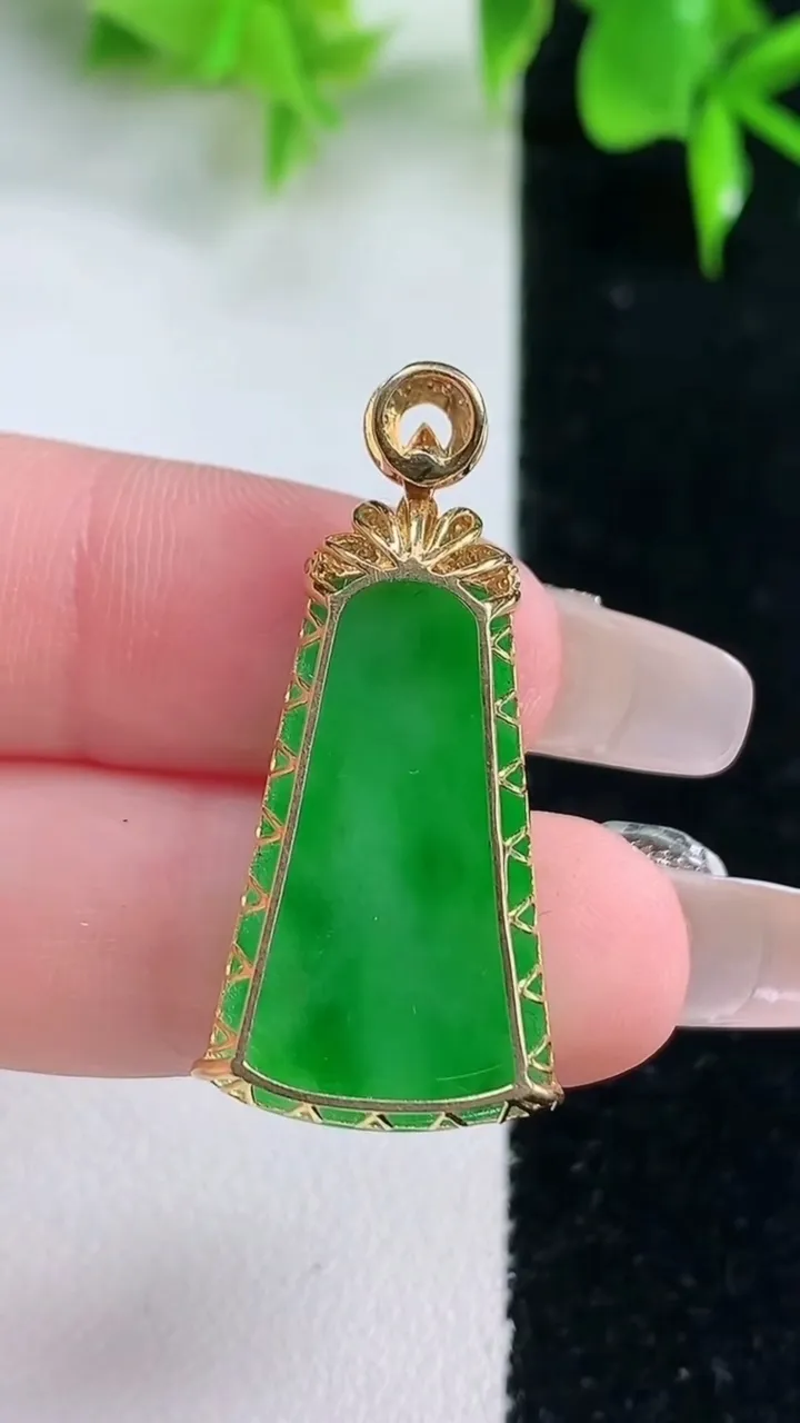 天然A货翡翠无事牌吊坠，尺寸34.4-24.5-15.7-5，重量:3.16g
1月18日