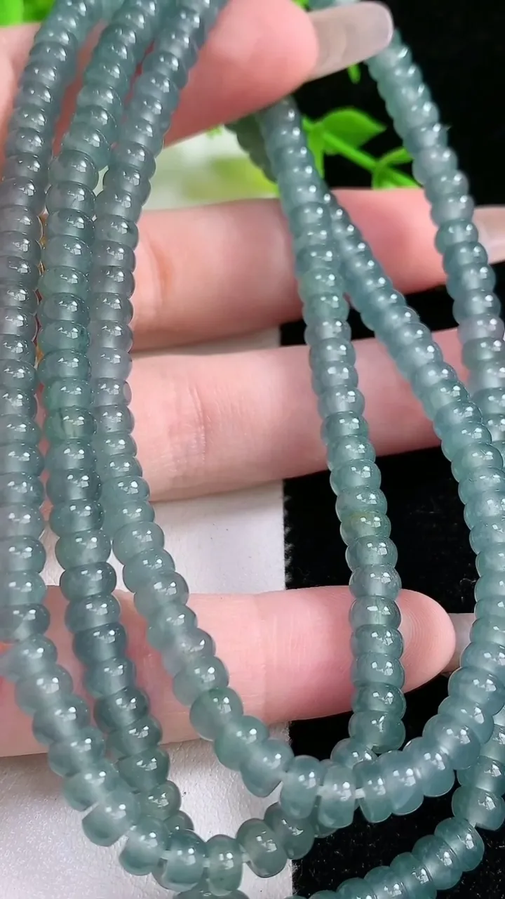 天然A货翡翠算盘珠项链，尺寸5.2-232颗，重:42.74g1月18日
工厂直销收藏佳品,种好水足，色泽均匀，有种有色，上手高大气！