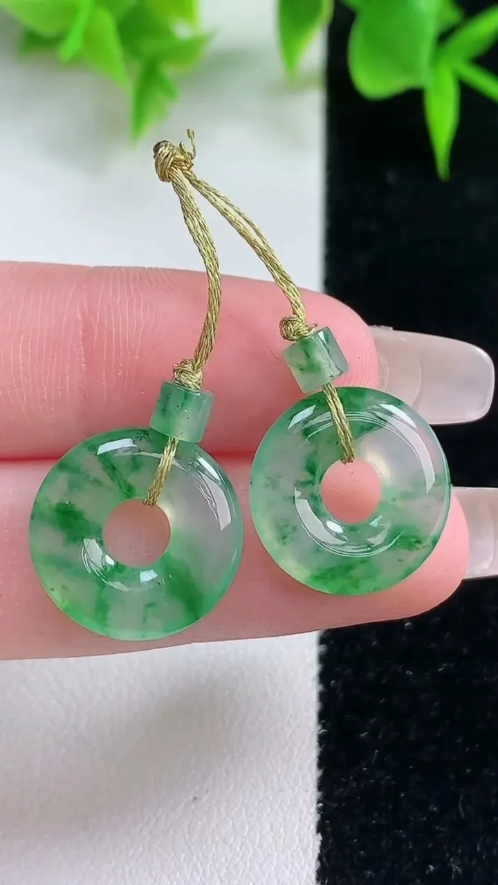 天然A货翡翠冰种飘花平安环吊坠一对，尺寸15.8-3，重量:4.19g
1月18日