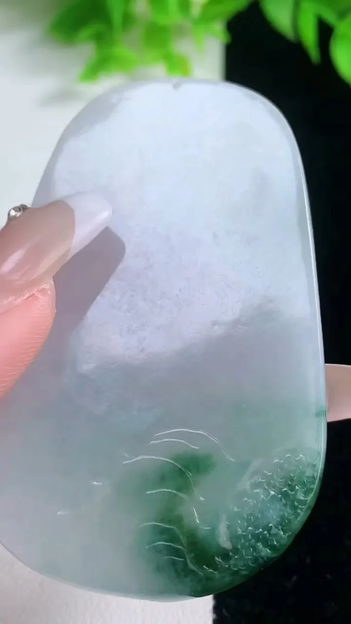 天然A货翡翠牌吊坠，尺寸67.4-40.2-5，重量:31.98g
1月18日