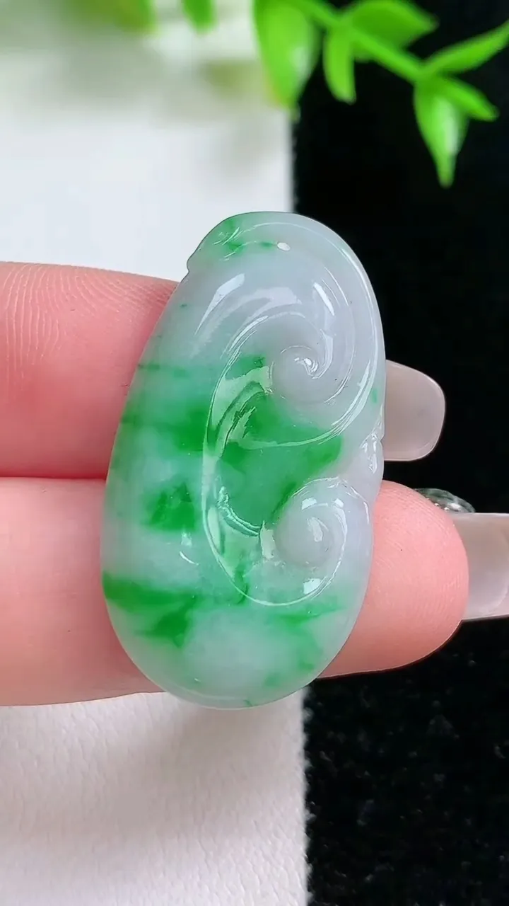 天然A货翡翠如意吊坠，尺寸33.4-18-3，重:3.76g
1月18日