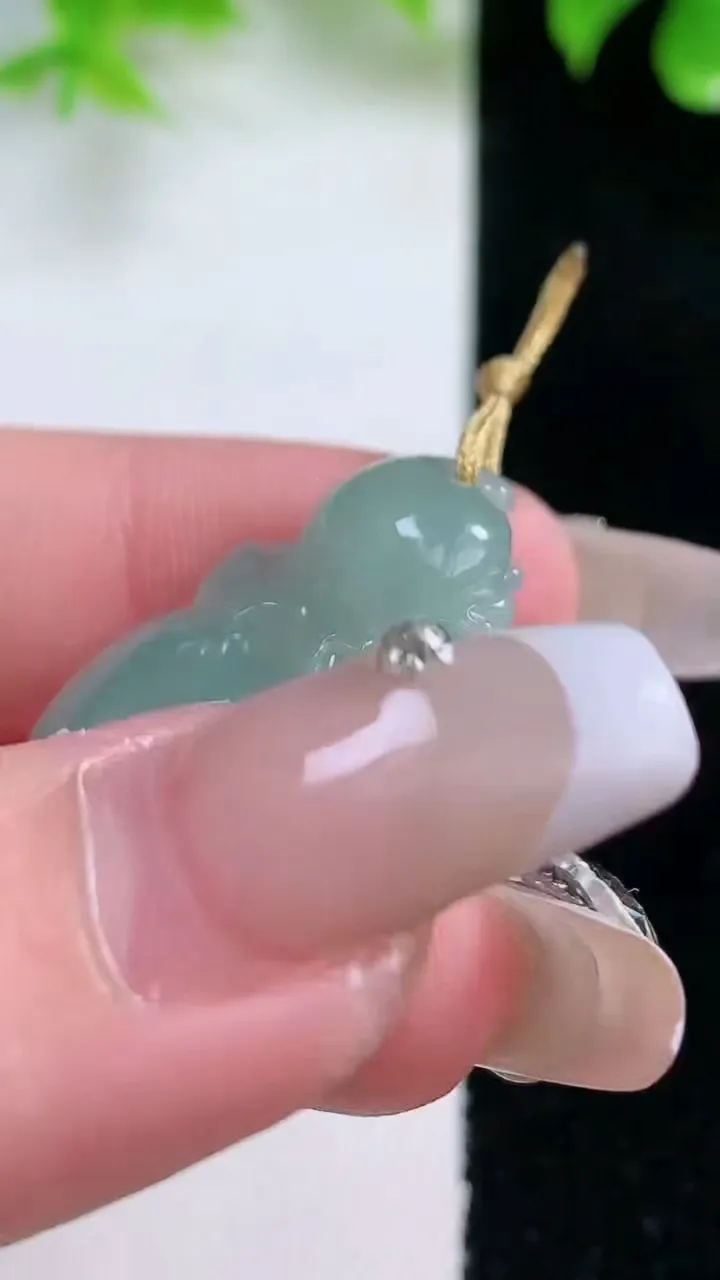 天然A货翡翠寿桃吊坠，尺寸30.7-20-6.6，重量:6.22g
1月18日