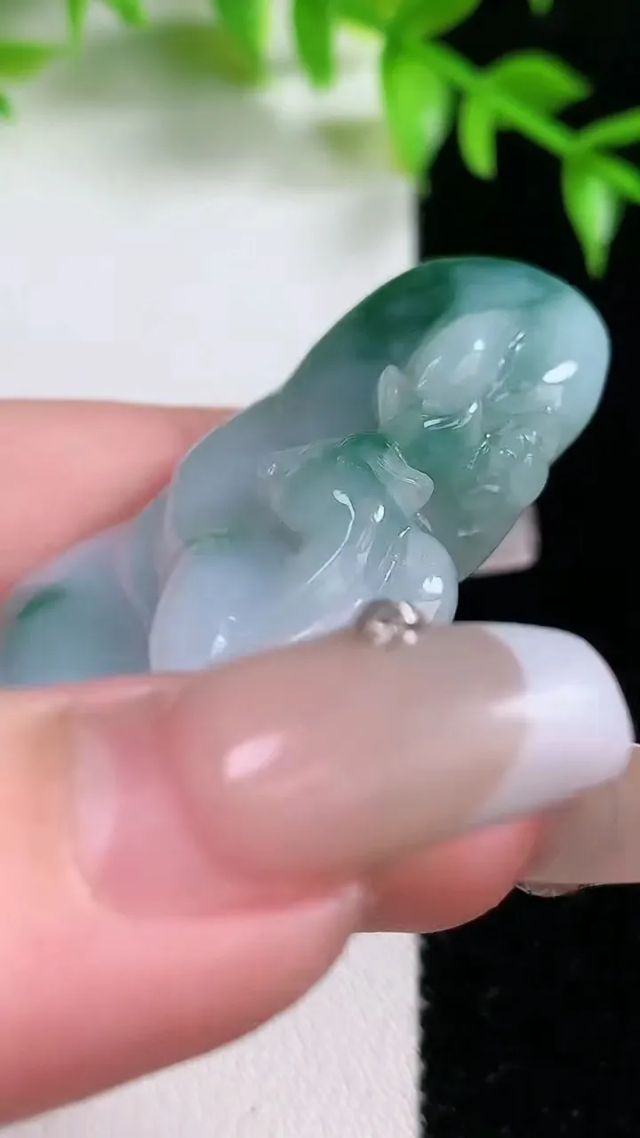 天然A货翡翠飘花梅花鹿吊坠，尺寸53.3-31.2-11.2，重:31.58g
1月18日