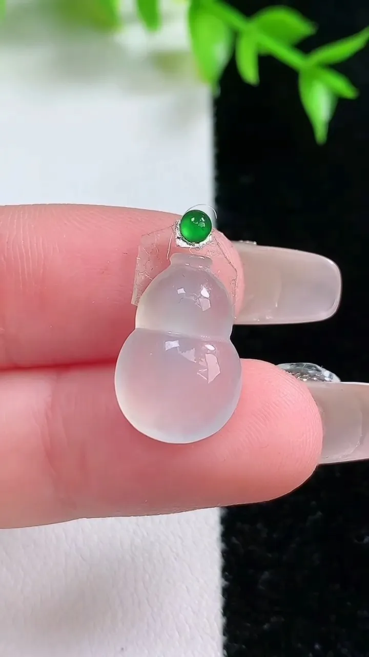 天然A货翡翠葫芦镶嵌件，尺寸11.6-11.2-4.8，重:1.47g
1月18日