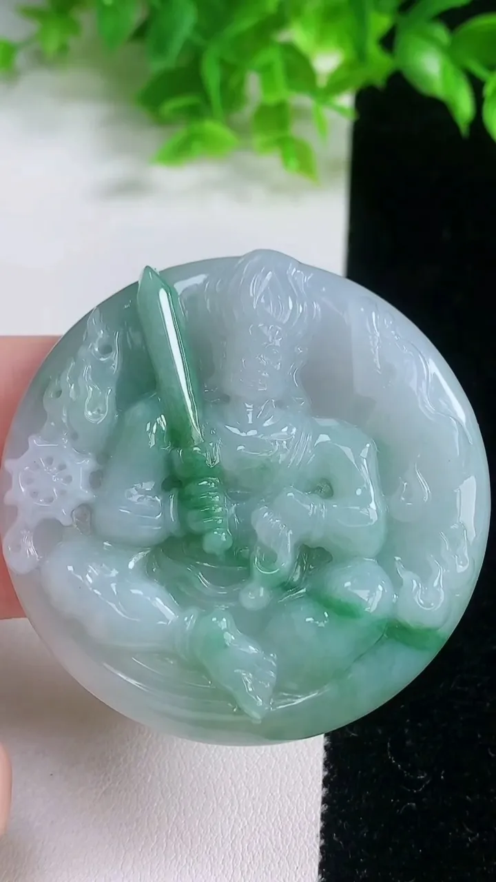 天然A货翡翠不动明王吊坠，尺寸 52.3-8.8，重:45.60g
1月18日