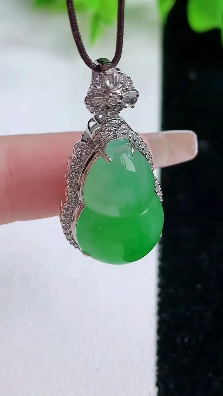 天然A货翡翠葫芦吊坠，尺寸32.7-15.5-10，裸石21-13.3重量:4.37g
1月18日