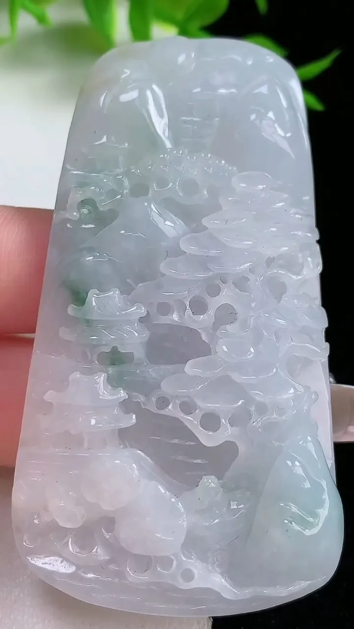 天然A货翡翠牌吊坠，尺寸70-31-10，重:47.05g
1月18日