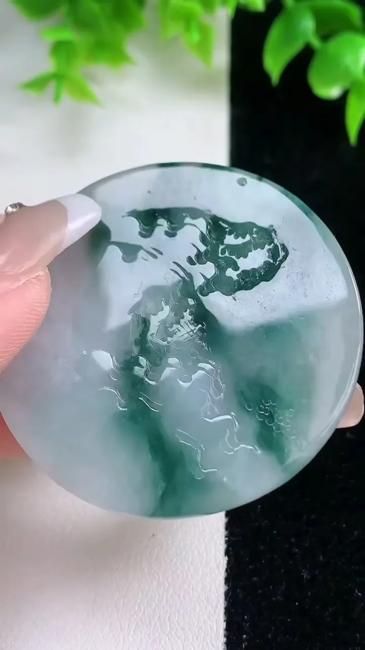 天然A货翡翠牌吊坠，尺寸48-4.8，重量:26.00g
1月18日