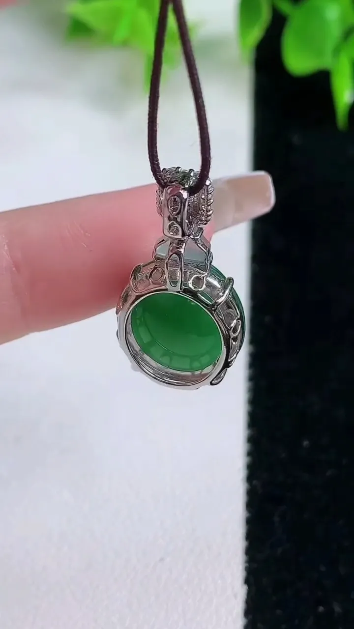 天然A货翡翠蛋面吊坠，尺寸15-13-6.7，重量:3.19g
1月18日