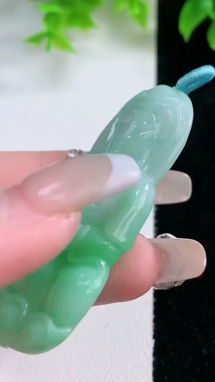 天然A货翡翠观音菩萨吊坠，尺寸56.6-28-6，重量:18.10g
1月18日