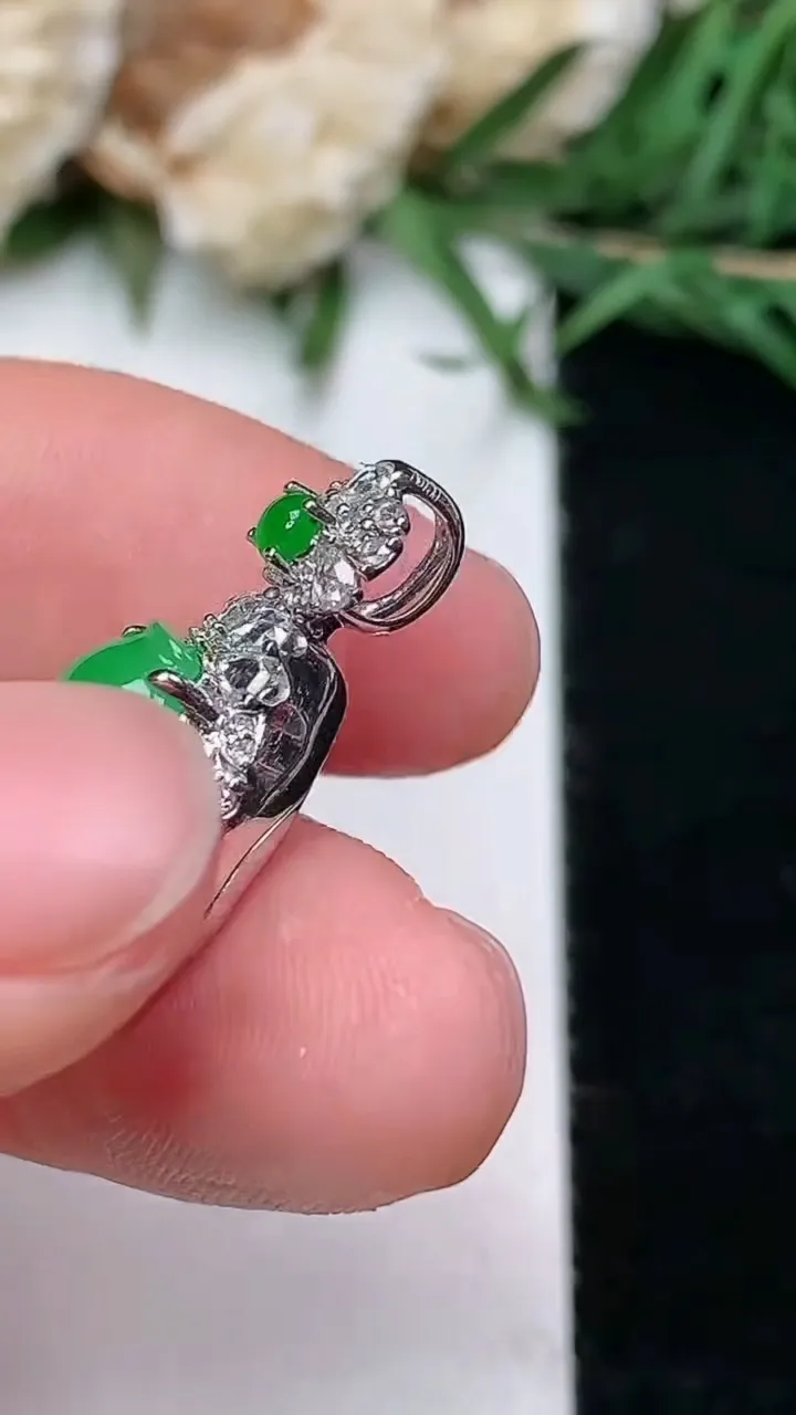 天然A货翡翠葫芦吊坠，尺寸21.6-11.4-8.5，裸石10.7-8.6，重量:2.97g
1月18日