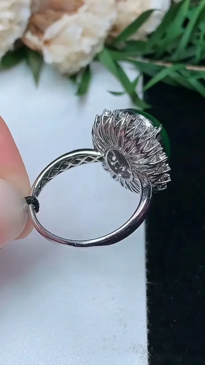 天然A货翡翠蛋面戒指，尺寸17.3-14-10.7，重量:4.22g2026年1月18日
工厂直销收藏佳品,种好水足，色泽均匀，有种有色，上手高大气！