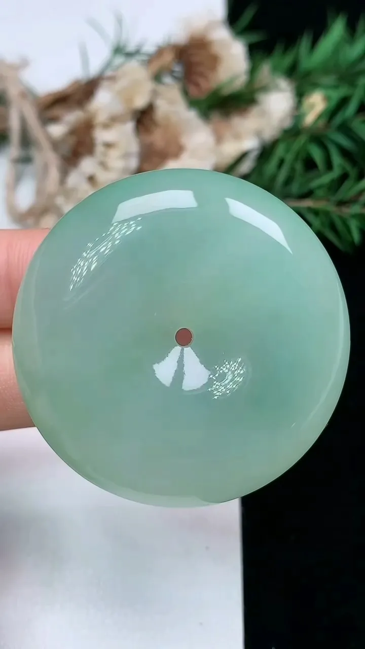 天然A货翡翠平安扣吊坠，尺寸42.6-10.3，重量:37.13g
1月18日