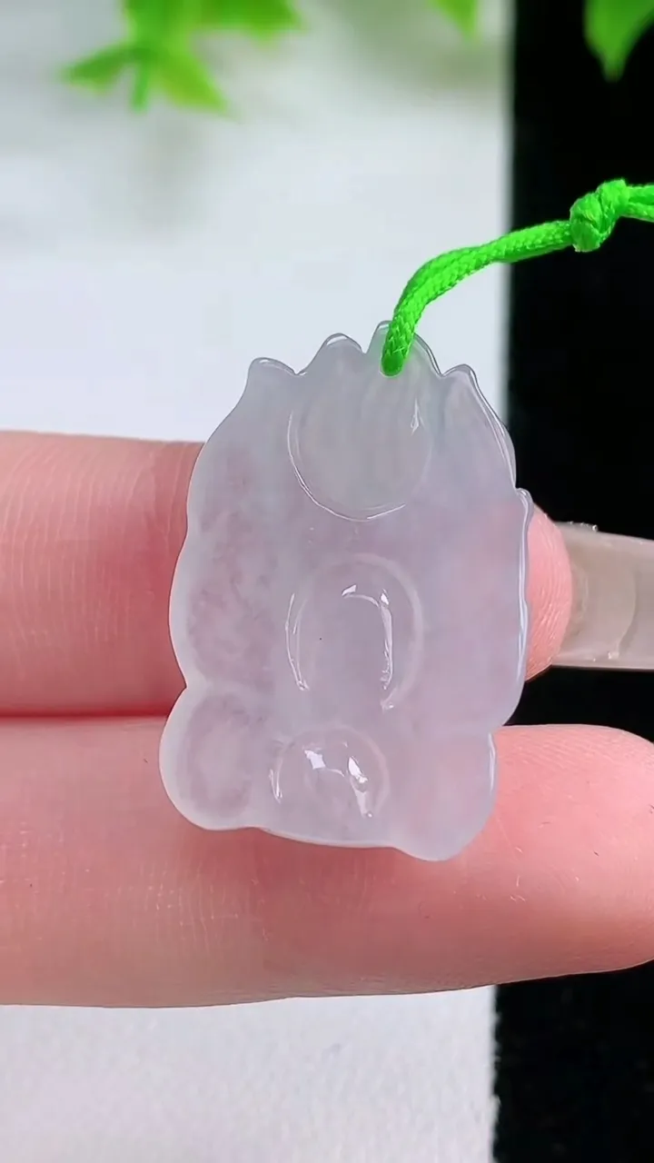 天然A货翡翠九尾狐吊坠，尺寸27-16.4-4.7，重量:4.44g
1月18日