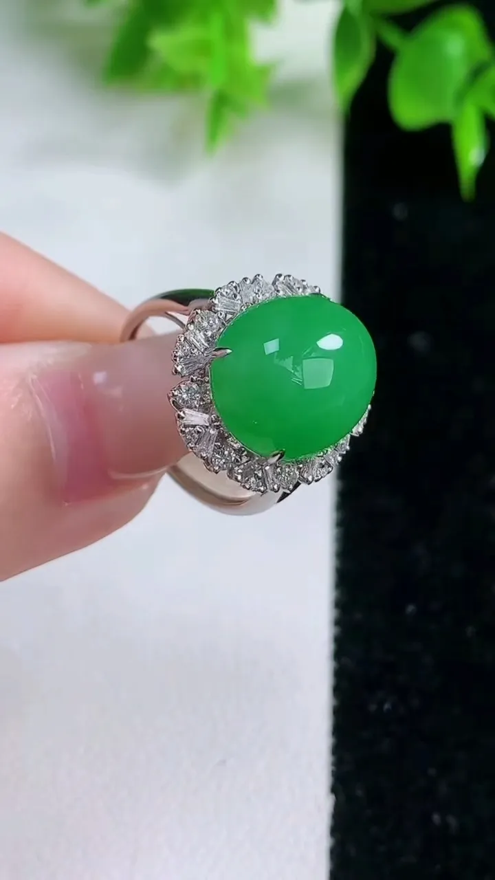 天然A货翡翠蛋面戒指，尺寸17-14-11.5-9.7，重量:4.55g2026年1月18日
工厂直销收藏佳品,种好水足，色泽均匀，有种有色，上手高大气！